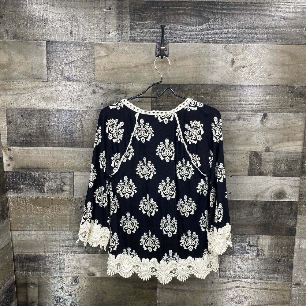 Chico's Women's Medallion Print 3/4 Sleeve Knit Lace Trim Top Sz 0/S/4 Black - Picture 9 of 9